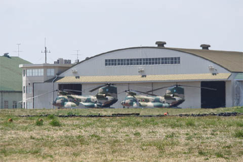 航空自衛隊入間基地のエプロンに駐機中のヘリコプターCH-47J