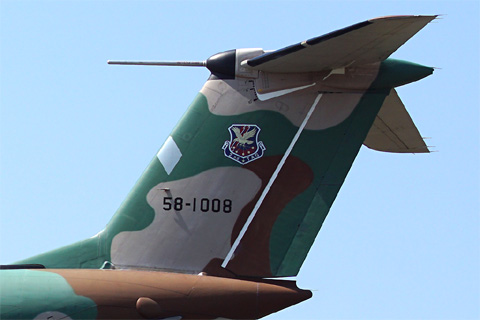 C-1輸送機の垂直尾翼に描かれた第2輸送航空隊のロゴマーク