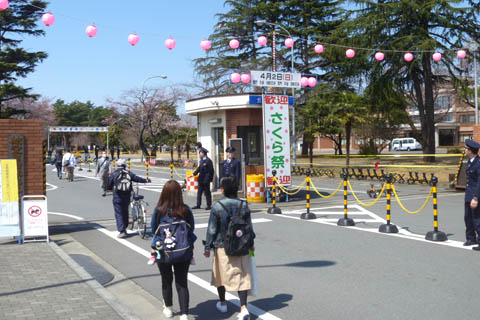 「さくら祭り」を開催している航空自衛隊の熊谷基地の正門