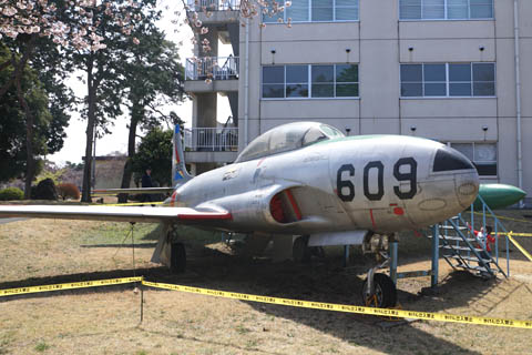 航空自衛隊の熊谷基地の敷地に展示されている若鷹ことT-33A練習機