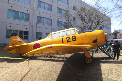航空自衛隊の熊谷基地の敷地に展示されている「まつかぜ」ことT-6G練習機