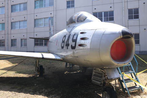 航空自衛隊の熊谷基地の敷地に展示されている旭光（きょっこう）ことF-86F要撃戦闘機