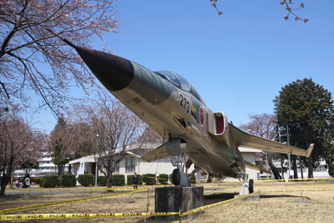 航空自衛隊の熊谷基地の敷地に展示されているF-1戦闘機