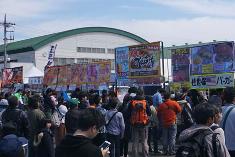 航空自衛隊の熊谷基地の「さくら祭り」に出展している飲食の野外露天（出店）