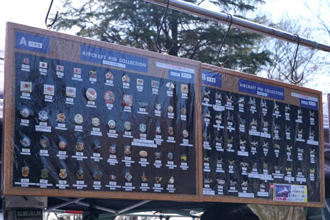 航空自衛隊の熊谷基地の「さくら祭り」に出展しているピンズの販売店