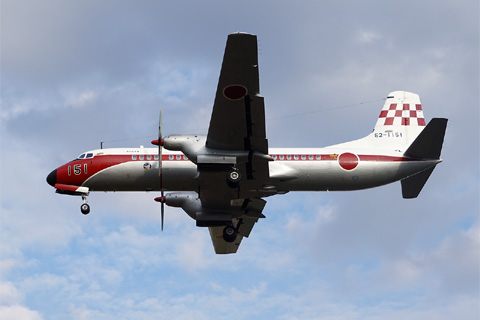 착륙 직전 YS-11 (52-1151) 비행 검사 항공기