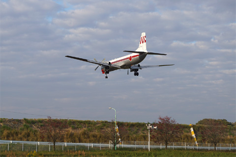 YS-11 justo antes de aterrizar en la base aérea de Iruma