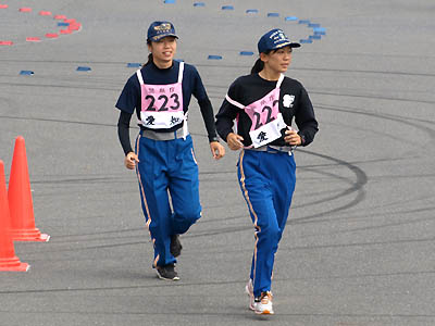 傾斜走行操縦競技の競技開始前のコース確認ラン中の女性白バイ隊員