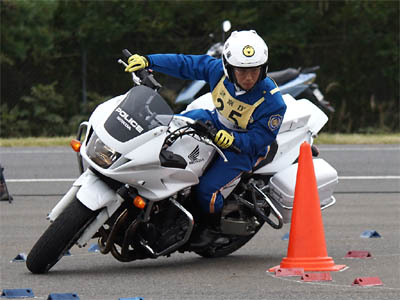 2015年全国白バイ安全運転競技大会の白バイバランス走行操縦競技、兵庫県代表 藤本一平隊員