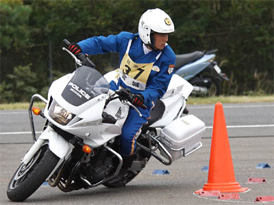 2015年全国白バイ安全運転競技大会の白バイバランス走行操縦競技、宮城県代表 秋葉勝隊員