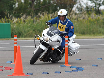 2015年全国白バイ安全運転競技大会の白バイバランス走行操縦競技、沖縄県代表 小林良隊員