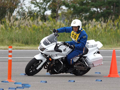 2015年全国白バイ安全運転競技大会の白バイバランス走行操縦競技、新潟県代表 高橋陸隊員
