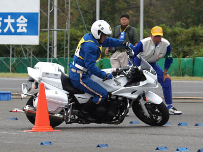 2015年全国白バイ安全運転競技大会の白バイバランス走行操縦競技、滋賀県代表 青木拓也隊員