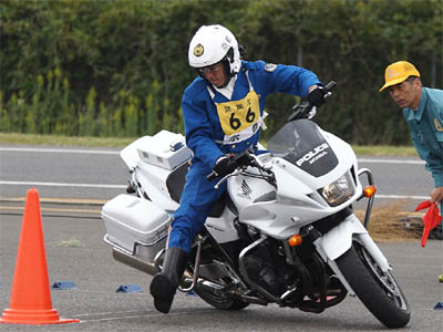 2015年全国白バイ安全運転競技大会の白バイバランス走行操縦競技、京都府代表 奥村泰雅隊員