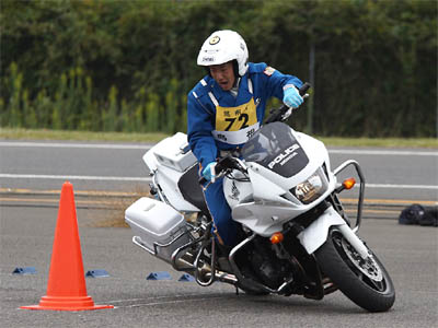 2015年全国白バイ安全運転競技大会の白バイバランス走行操縦競技、島根県代表 寺本太樹隊員