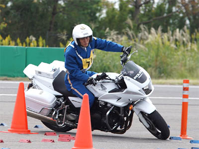 2015年全国白バイ安全運転競技大会の白バイバランス走行操縦競技、岡山県代表 鬼無伸哉隊員