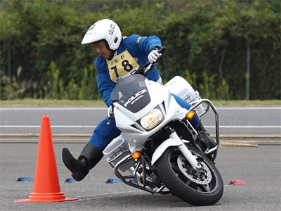 2015年全国白バイ安全運転競技大会の白バイバランス走行操縦競技、山口県代表 佐藤慎一郎隊員
