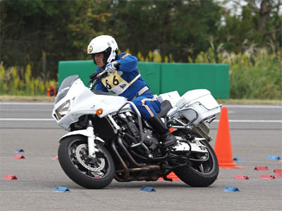2015年全国白バイ安全運転競技大会の白バイバランス走行操縦競技、高知県代表 亀井智昌也隊員