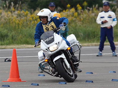 2015年全国白バイ安全運転競技大会の白バイバランス走行操縦競技、宮崎県代表 佐藤勇士隊員