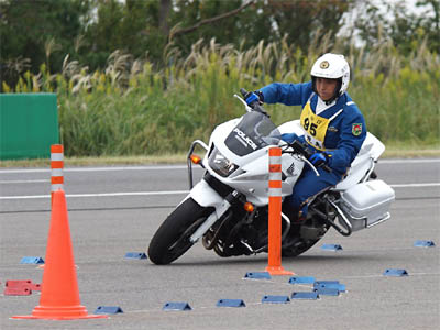 2015年全国白バイ安全運転競技大会の白バイバランス走行操縦競技、鹿児島県代表 土佐芳太郎隊員