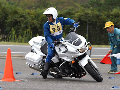 2015年全国白バイ安全運転競技大会の白バイバランス走行操縦競技、沖縄県代表 中村治貴隊員