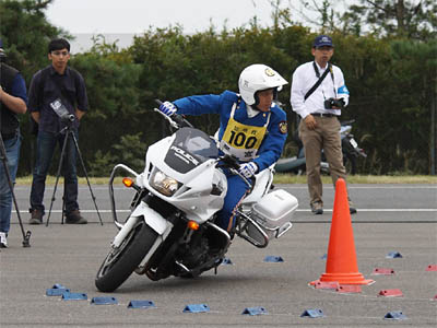 2015年全国白バイ安全運転競技大会の白バイバランス走行操縦競技、皇宮警察代表 野首良介隊員
