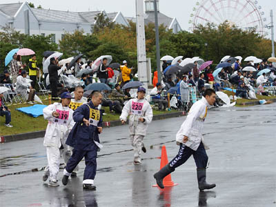 雨の中をコース下見する静岡県代表の白バイ隊員