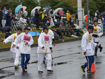 雨の中をコース下見する福島県代表の白バイ隊員