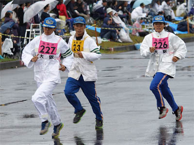ハイペースでコースを周回する大阪府代表の白バイ隊員