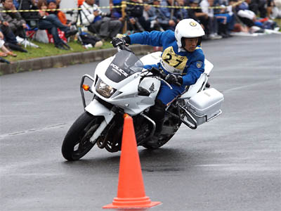 全国白バイ安全運転競技大会の傾斜走行操縦競技のヘアピンカーブ