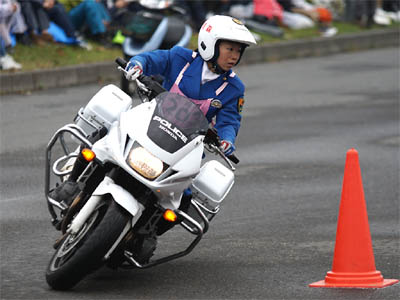 2015年全国白バイ安全運転競技大会の傾斜走行操縦競技、青森県代表の女性白バイ隊員