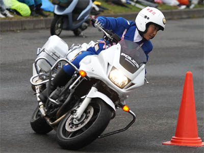2015年全国白バイ安全運転競技大会の傾斜走行操縦競技、神奈川県代表の女性白バイ隊員