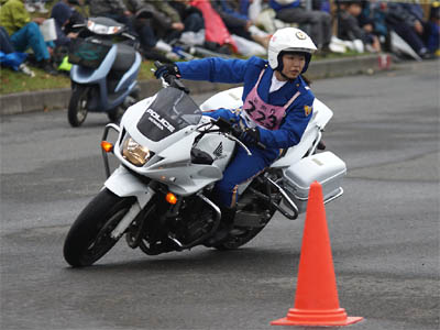 2015年全国白バイ安全運転競技大会の傾斜走行操縦競技、愛知県代表の女性白バイ隊員
