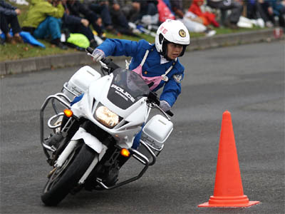 2015年全国白バイ安全運転競技大会の傾斜走行操縦競技、京都県代表の女性白バイ隊員