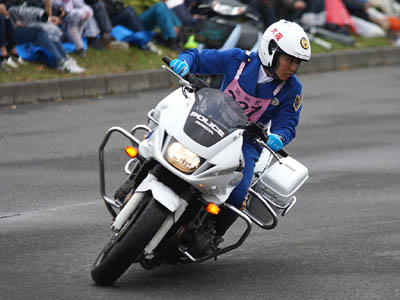 2015年全国白バイ安全運転競技大会の傾斜走行操縦競技、大阪府代表の女性白バイ隊員