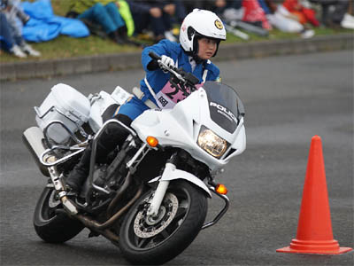 2015年全国白バイ安全運転競技大会の傾斜走行操縦競技、岡山県代表の女性白バイ隊員