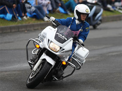 2015年全国白バイ安全運転競技大会の傾斜走行操縦競技、香川県代表の女性白バイ隊員