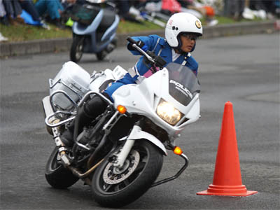 2015年全国白バイ安全運転競技大会の傾斜走行操縦競技、福岡県代表の女性白バイ隊員