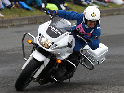 2015年全国白バイ安全運転競技大会の傾斜走行操縦競技、長崎県代表の女性白バイ隊員