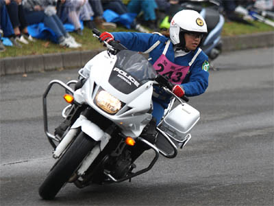 2015年全国白バイ安全運転競技大会の傾斜走行操縦競技、熊本県代表の女性白バイ隊員
