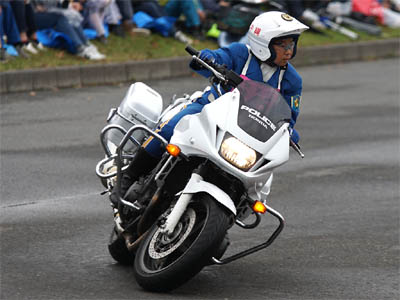 2015年全国白バイ安全運転競技大会の傾斜走行操縦競技、沖縄県代表の女性白バイ隊員