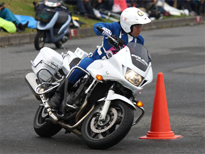 2015年全国白バイ安全運転競技大会の傾斜走行操縦競技、皇宮警察代表の女性白バイ隊員
