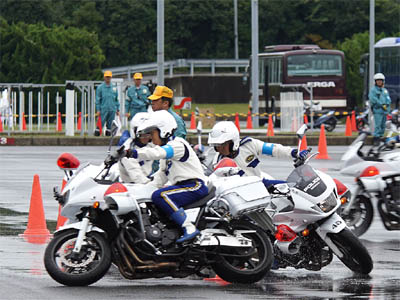 全国白バイ安全運転競技大会の傾斜走行操縦競技のテスト走行