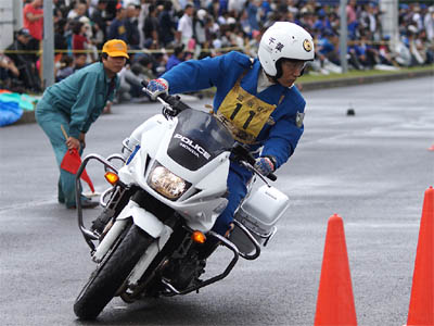 2016年全国白バイ安全運転競技大会の傾斜走行操縦競技、千葉県代表の白バイ隊員