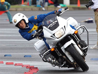2016年全国白バイ安全運転競技大会の傾斜走行操縦競技、神奈川県代表の白バイ隊員
