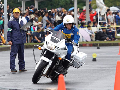 2016年全国白バイ安全運転競技大会の傾斜走行操縦競技、神奈川県代表の白バイ隊員