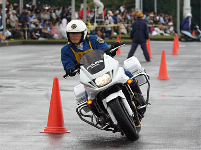 2016年全国白バイ安全運転競技大会の傾斜走行操縦競技、大阪府代表の白バイ隊員