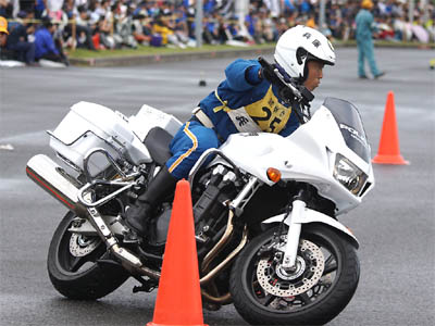 2016年全国白バイ安全運転競技大会の傾斜走行操縦競技、兵庫県代表の白バイ隊員
