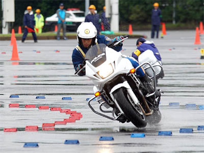 2016年全国白バイ安全運転競技大会の傾斜走行操縦競技、兵庫県代表の白バイ隊員