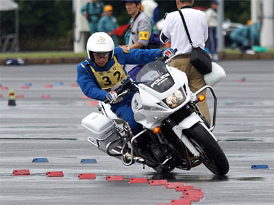 2016年全国白バイ安全運転競技大会の傾斜走行操縦競技、青森県代表の白バイ隊員